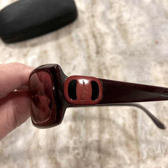 Salvatore Ferragamo sunglasses with iconic double Gancini and case - Picture 3 of 9